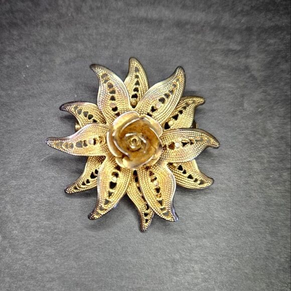 Vintage Gold Tone Delicate Filigree Textured Petal Rose Floral Brooch Lapel Pin - Picture 1 of 7